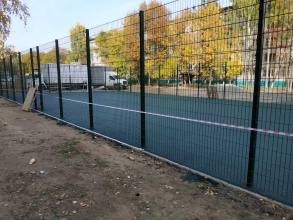 Забор на спортивную площадку 40 метров фото в Рошале