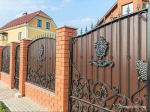 Кирпичный забор с ковкой  150 метров фото в Рошале