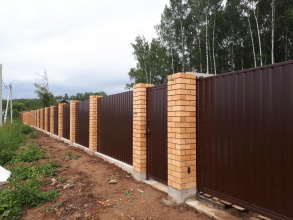 Кирпичный забор на ленточном фундаменте 12 метров фото в Рошале