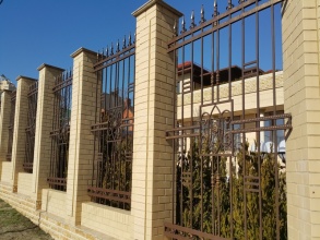 Кирпичный забор с ковкой  10 метров фото в Рошале