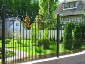 Кованые заборы на ленточном фундаменте 80 метров фото в Рошале